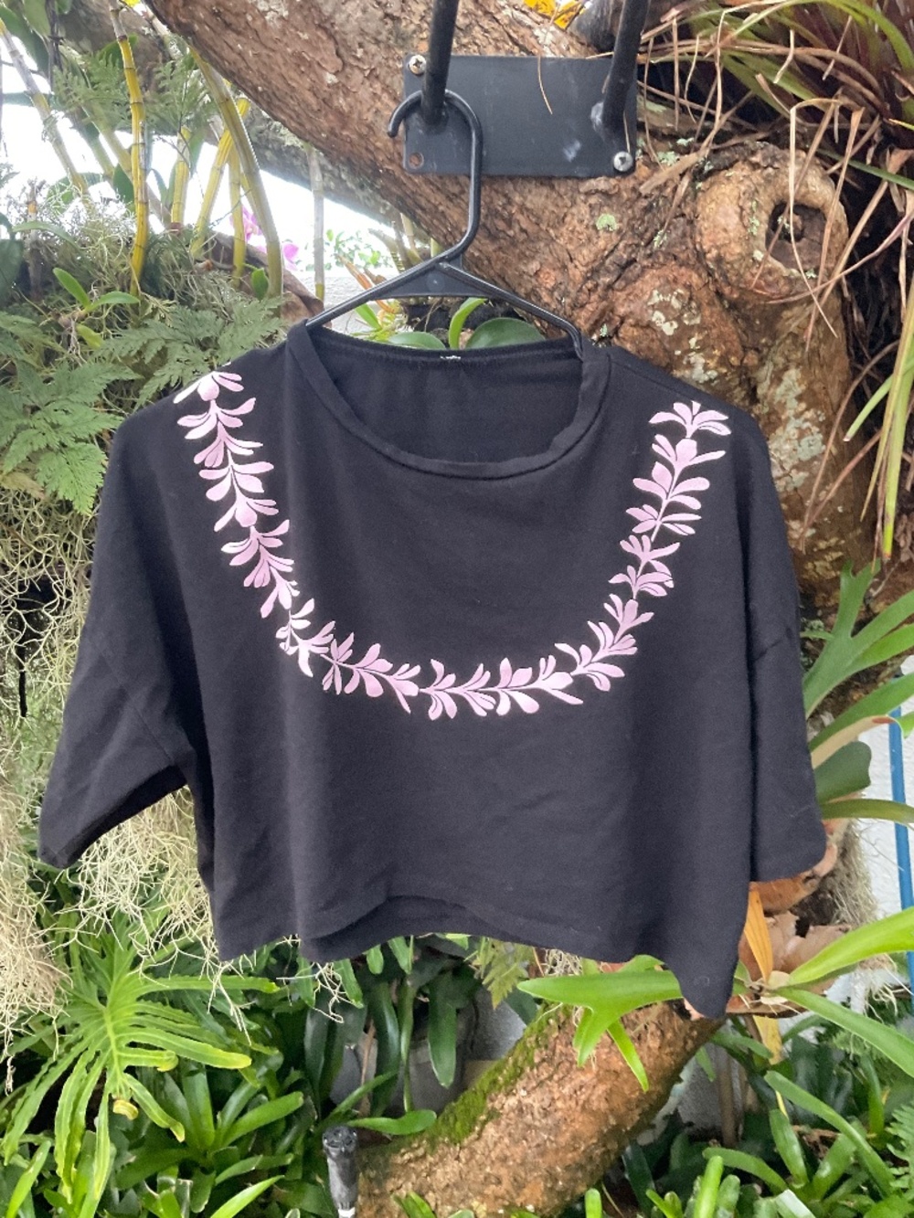 Black Cropped Tee With Hawaiian Lei
